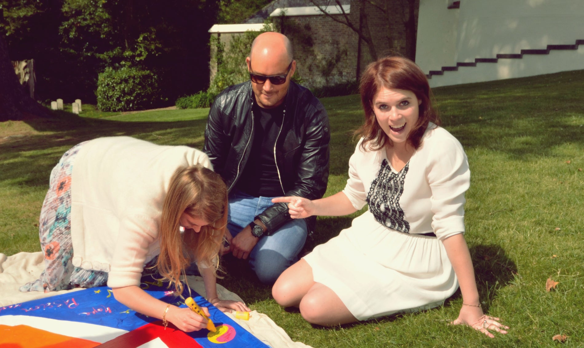 Princess Beatrice and Eugenie painting with artist designer Teddy McDonald in 2016
